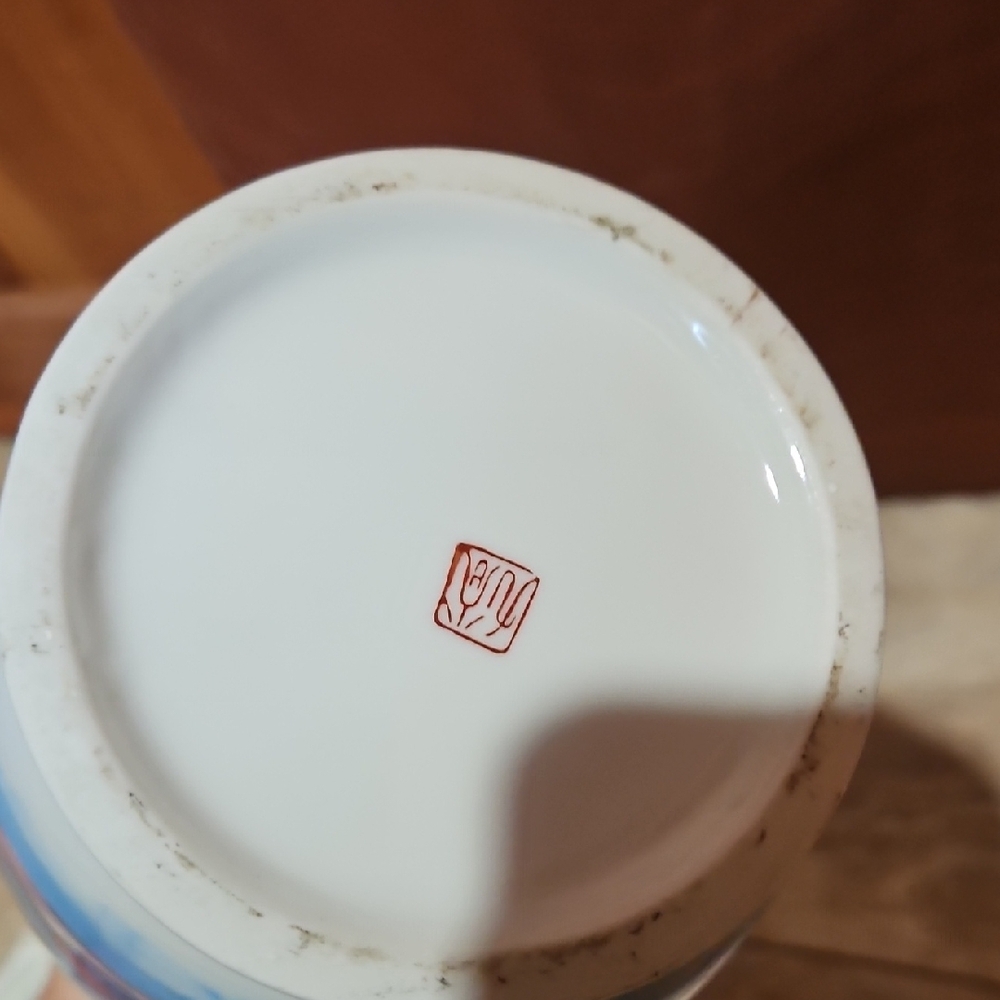 Elegant Ceramic Vase with Asian Motif - Picture 7 of 7